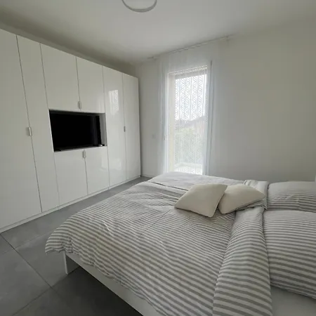 Апартаменты Neue Penthouse Mit Whirlpool Und Garage Дезенцано-дель-Гарда